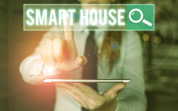 Textschild mit Smart House. konzeptionelle Foto-Häuser, die elektronische Geräte haben und ferngesteuert. — Stockfoto