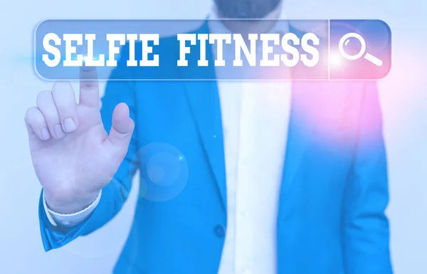 Textový znak ukazující na selfie fitness. Konceptuální fotografie fotografování sebe sama během tréninku nebo uvnitř tělocvičny. — Stock fotografie