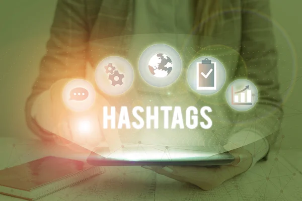 Escribir una nota que muestra los hashtags. Foto de negocios mostrando una palabra o frase precedida por un signo de hash Tipo de etiqueta de metadatos . — Foto de Stock
