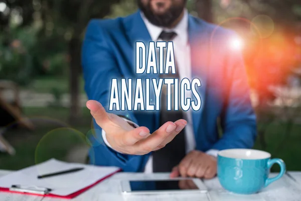 Tekst schrijven Data Analytics. Business concept voor het proces van het onderzoeken van datasets om conclusies te trekken Man met geopende handen in het midden van de tabel. Mobiele telefoon en notities op tafel. — Stockfoto