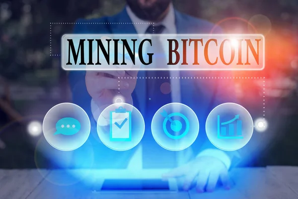 显示Mining Bitcoin的文字符号。数字货币系统交易的概念照片处理. — 图库照片