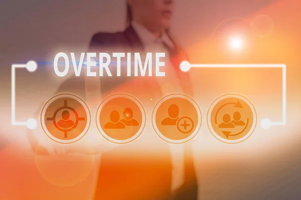 Εγγραφή σημειώματος που δείχνει Overtime. Επαγγελματική φωτογραφία προβολή Χρόνος ή ώρες εργασίας εκτός από τις κανονικές ώρες εργασίας. — Φωτογραφία Αρχείου