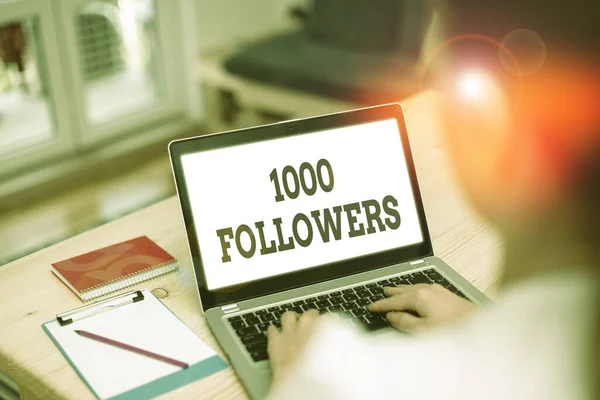 Testo calligrafico 1000 seguaci. Concetto che significa numero di persone che seguono qualcuno su Instagram . — Foto Stock