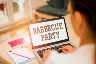 El yazısı Barbekü Partisi. Kavram, yemeğin ızgarada ya da ateşin üstünde pişirildiği açık hava partisi demek..