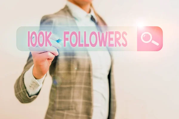 Écriture conceptuelle montrant 100K abonnés. Photo d'affaires numéro de texte des personnes qui suivent quelqu'un sur Instagram . — Photo