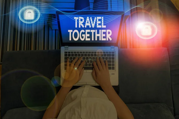 A Travel Together-t bemutató jegyzetet. Üzleti fotó bemutatja a tanulási és növekedési lehetőségek együtt egy kaland. — Stock Fotó