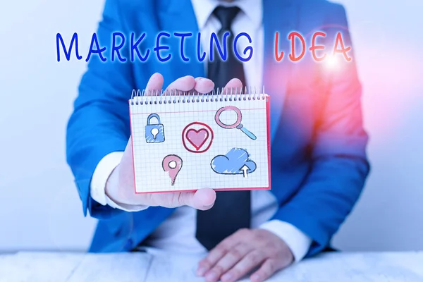 Pisanie notatki przedstawiającej pomysł marketingowy. Działalność polegająca na prezentowaniu zdjęć biznesowych, które mają na celu uzyskanie udziału w rynku dla koncepcji. — Zdjęcie stockowe