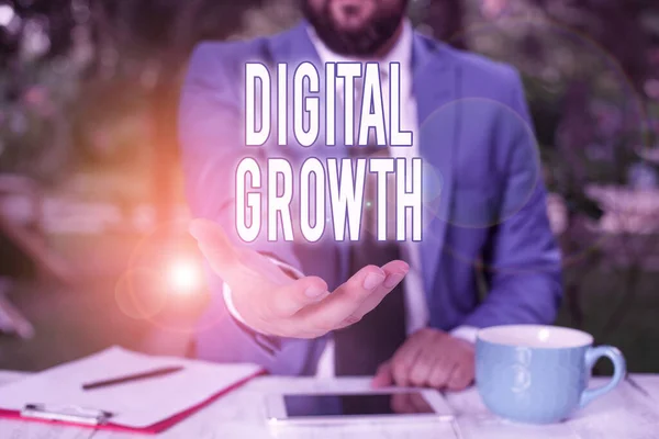 Tekst schrijven Digital Growth. Business concept voor het gebruik van digitale technologie om traditionele problemen op te lossen Man met geopende handen in het midden van de tafel. Mobiele telefoon en notities op tafel. — Stockfoto