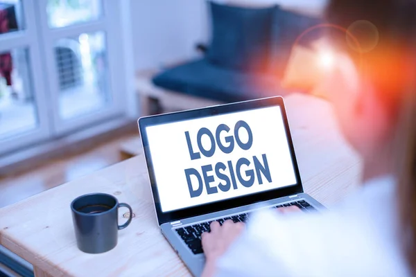 A Logo Design-t bemutató írásos feljegyzés. Cégnév vagy védjegy grafikus ábrázolását vagy szimbólumát ábrázoló üzleti fotó. — Stock Fotó