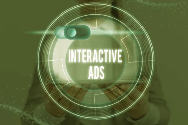 Szövegírás interaktív hirdetések. Üzleti koncepció a fogyasztókkal való kommunikációt szolgáló interaktív média használatához. — Stock Fotó