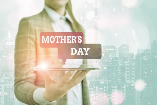 Εννοιολογικό χειρόγραφο που δείχνει τη Γιορτή της Μητέρας. Επιχειρηματική φωτογραφία που δείχνει γιορτή προς τιμήν της μητέρας της οικογένειας ή της μητρότητας. — Φωτογραφία Αρχείου