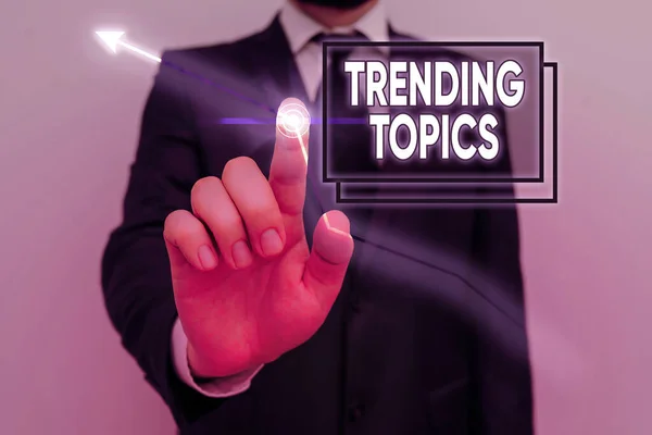 Text rukopisu Trending Topics. Pojetí znamená téma, které prožívá vzestup popularity na sociálních sítích. — Stock fotografie