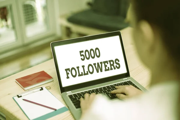 Χειρόγραφο κείμενο 5000 followers. Έννοια που σημαίνει αριθμός ατόμων που ακολουθεί κάποιον στο Instagram. — Φωτογραφία Αρχείου