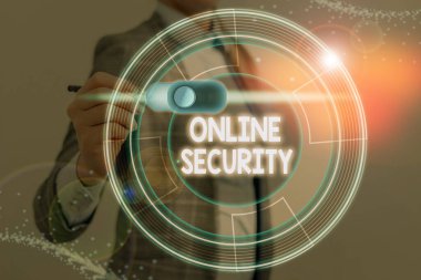 Çevrimiçi Güvenliği gösteren bir not yazıyorum. İnternet üzerinden yapılan işlemlerin güvenliğini sağlama amaçlı iş fotoğrafı gösterimi.