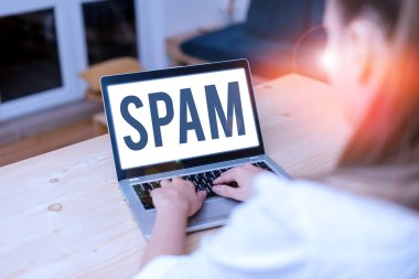 Spam gösterilen Not yazma. İnternetten gönderilen uygunsuz iletileri reklam Intrusive vitrine iş fotoğraf.