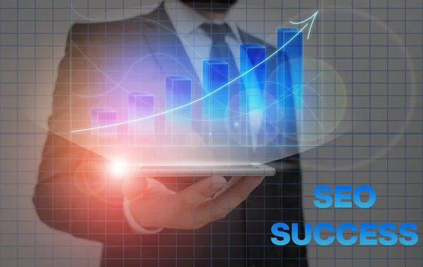 Schrijfbriefje met Seo Success. Zakelijke foto presentatie prestatie of het bereiken van toenemende verkeer naar een website. — Stockfoto