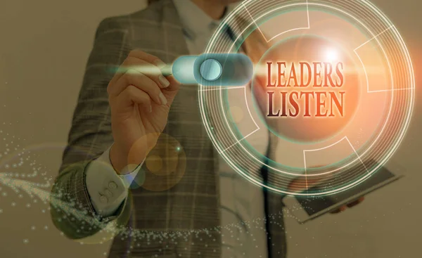 Текстовый знак, показывающий лидеров Слушать. Концептуальные фото знания приобретаются не разговорами, а слушанием . — стоковое фото