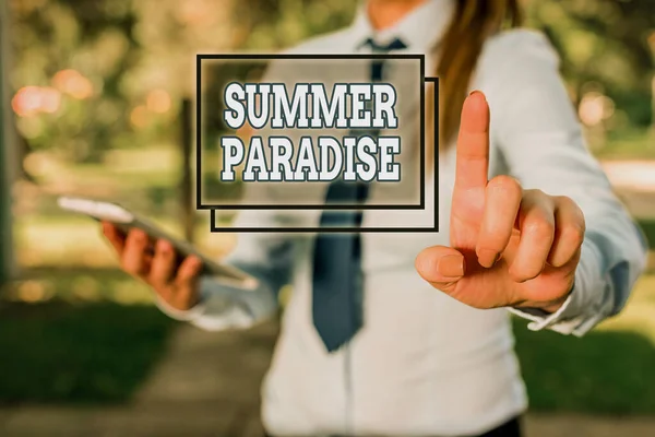 Handschriftlicher Text Summer Paradise. Konzept bedeutet Urlaub an einem idealen oder idyllischen Ort oder Staat verbringen Schöne Geschäftsfrau zeigt mit dem Finger ins Leere. — Stockfoto