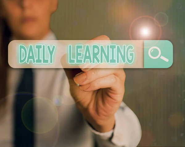 Texto de escrita de palavras Daily Learning. Conceito de negócio para A aquisição diária de conhecimentos ou habilidades adquiridas . — Fotografia de Stock