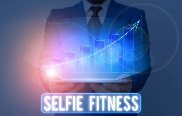 Slovo psaní textu Selfie Fitness. Obchodní koncept pro focení sebe sama při cvičení nebo uvnitř tělocvičny. — Stock fotografie