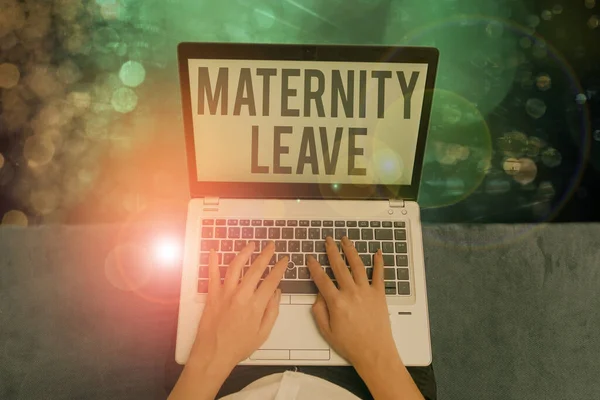Texto de escritura de palabras licencia de maternidad. Concepto de negocio para el permiso de ausencia de una madre embarazada o nueva . — Foto de Stock