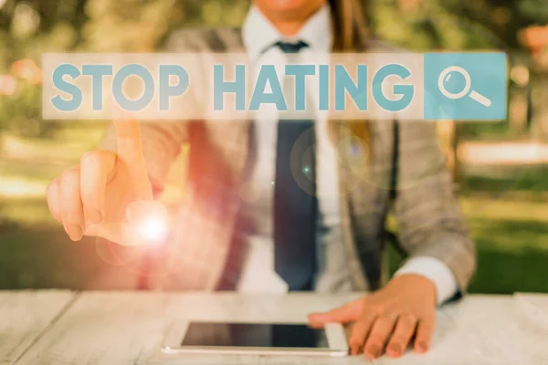 Sinal de texto mostrando Stop Hating. Foto conceitual para deixar cair todos os padrões e de todo o coração concordar sem dúvida . — Fotografia de Stock