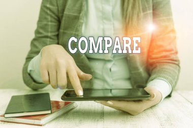 Karşılaştırmayı gösteren bir not yazıyorum. İş fotoğrafı gösterimi Tahminen Ölçüleri İletişim cep telefonu ile iş konsepti arasındaki farklılıklara dikkat edin.