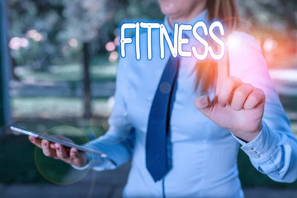 Word writing text Fitness. Geschäftskonzept für den Zustand der Gesundheit und des Wohlbefindens und die Fähigkeit, Schöne Geschäftspartnerin auszuführen, die mit dem Finger ins Leere zeigt. — Stockfoto