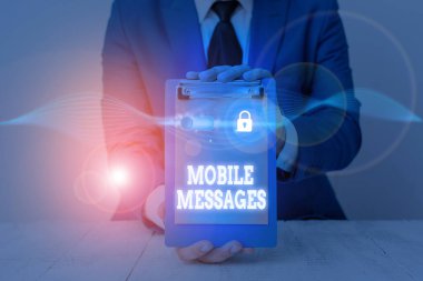 Cep telefonu mesajlarını gösteren metin işareti. Kavramsal fotoğraf. Elektronik mesajlar yazma ve gönderme eylemi..