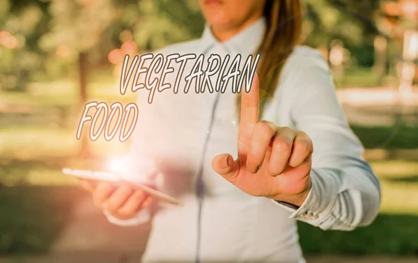 Segno di testo che mostra cibo vegetariano. La cucina fotografica concettuale si riferisce al cibo che soddisfa gli standard vegetariani Donna in camicia blu che punta con il dito nello spazio vuoto . — Foto Stock