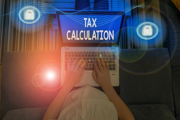 Написання записки з податковим обчисленням. Бізнес-фото показує оцінку того, скільки платити уряду . — стокове фото