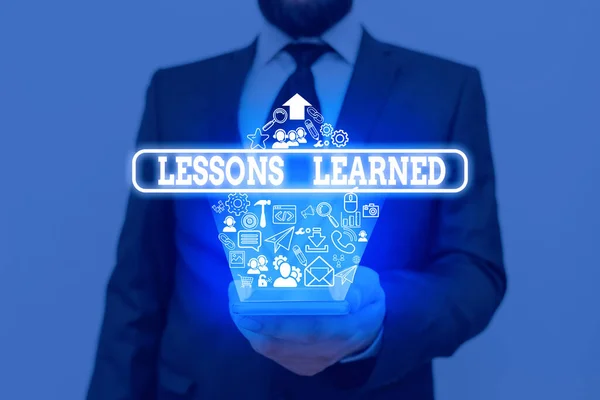 Kézírás szövegírás Lessons Learned. Fogalom jelentése a tapasztalat által megszerzett tudás vagy megértés. — Stock Fotó