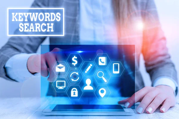 Schreiben Notiz zeigt Keywords Search. Geschäftsfotodarstellung sucht nach passenden Dokumenten, die ein oder mehrere Wörter enthalten. — Stockfoto