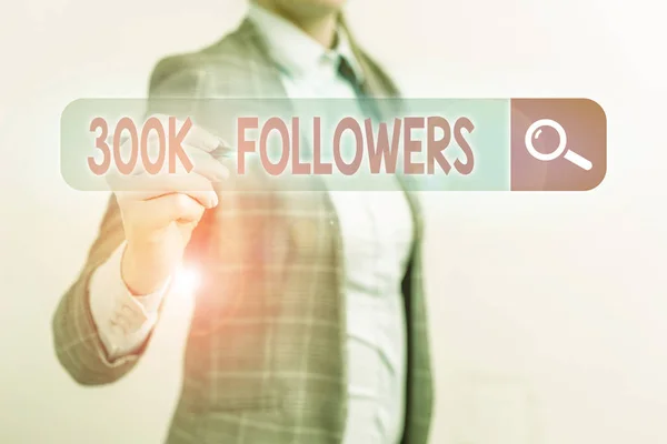 Scrittura concettuale a mano che mostra 300K seguaci. Numero di testo di foto aziendali di persone che seguono qualcuno su Instagram . — Foto Stock