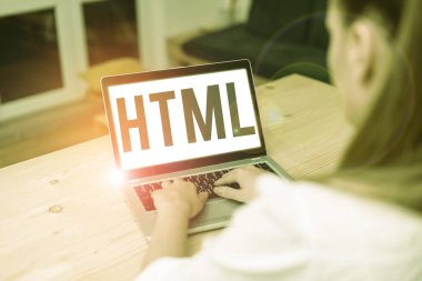 Html 'i gösteren not yazılıyor. World Wide Web 'de hipermetin yayınlamak için lingua franca' yı gösteren iş fotoğrafı.