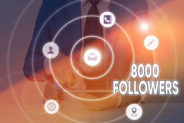 8000人のフォロワーを示すメモを書く。Instagramでフォローしている人の数を紹介するビジネス写真. — ストック写真