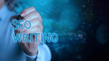 Seo 'nun yazdığını gösteren bir not yazıyorum. Özel bir kelime kullanarak arama motorlarının dikkatini çeken iş fotoğrafı görüntüsü.