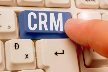 Kelime yazma Crm. Bir organizasyonun İlişki İlişkilerini analiz etmek için iş stratejisi kavramı.