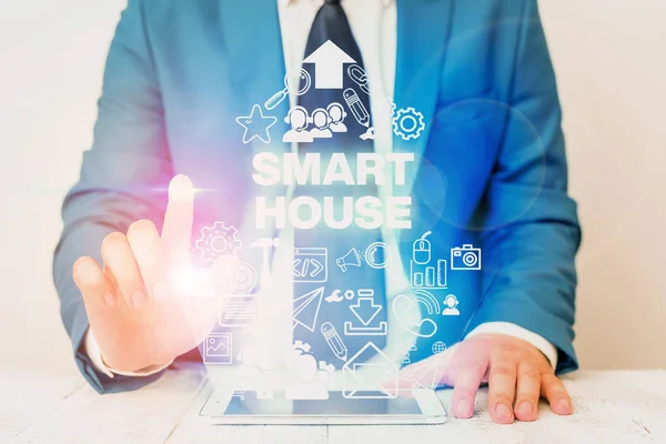 Palavra escrita texto Smart House. Conceito de negócio para residências que possuem dispositivos eletrônicos e controlados remotamente . — Fotografia de Stock