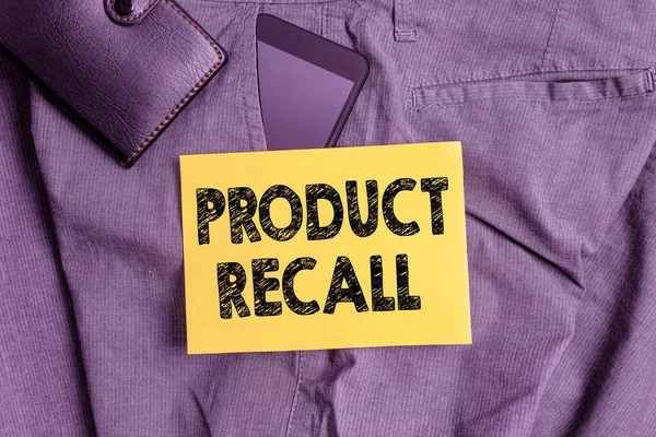 Tekst schrijven Product Recall. Business concept voor het proces van het ophalen van potentieel onveilige goederen van de consument Smartphone apparaat in broek voorzak met portemonnee en nota papier. — Stockfoto