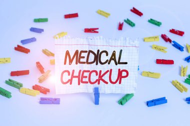 Tıbbi muayeneyi gösteren kavramsal el yazısı. Sağlık durumunuzu test etmek için tıbbi muayene yapılan iş fotoğrafı. Renkli çamaşır iğnesi kağıtları boş hatırlatma beyaz zemin ofisi..