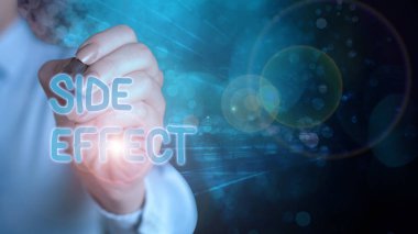 Yan Efekti gösteren not yazılıyor. Bir ilaç veya tedavinin tipik istenmeyen etkilerini gösteren iş fotoğrafı.