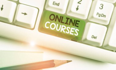 Çevrimiçi kursları gösteren kavramsal el yazısı. İş fotoğraflama kursları bir web tarayıcısına bir dizi ders sunar.