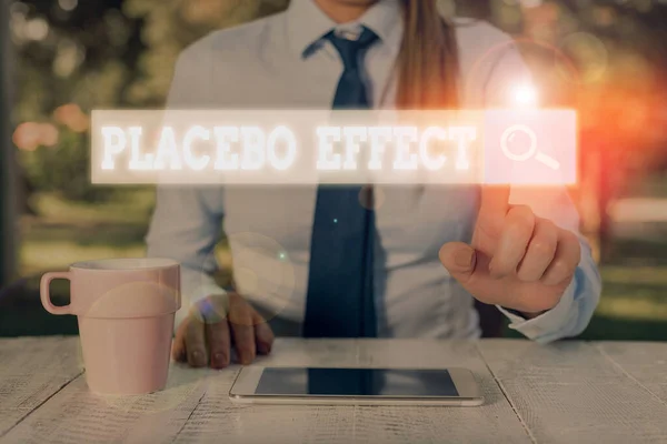 Escrita de mão conceitual mostrando Efeito Placebo. Texto de foto de negócios um efeito benéfico produzido por um medicamento ou tratamento com placebo . — Fotografia de Stock