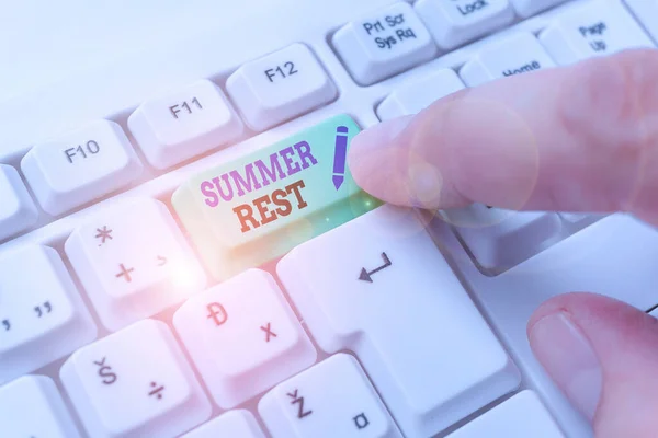 Tekst schrijven Zomer Rust. Zakelijk concept voor het nemen van vakantie of ontspannen van het werk of school in de zomer. — Stockfoto