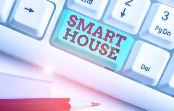 Palavra escrita texto Smart House. Conceito de negócio para residências que possuem dispositivos eletrônicos e controlados remotamente . — Fotografia de Stock