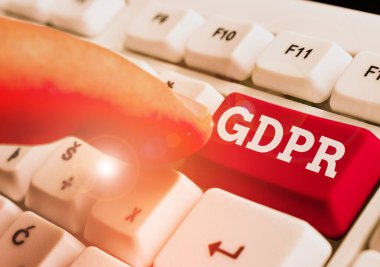 Gdpr gösteren metin işareti. Vatandaşların verilerini ve mahremiyetini koruyan kavramsal fotoğraf düzenlemesi.
