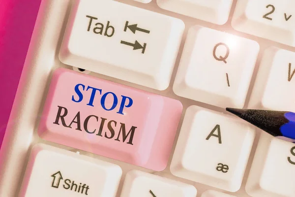 Skriva lapp som visar Stop Racism. Affärsfoto visar upp avsluta antagonismen riktad mot någon av en annan ras. — Stockfoto