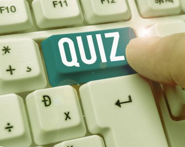 Quiz gösterilen Not yazma. Öğrencilere bilgi sınavı Test verilen kısa gayri resmi test vitrine iş fotoğraf.