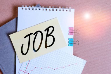 Job 'u gösteren bir not yazıyorum. İş fotoğraflarında düzenli bir iş pozisyonu ara sıra çalışma masası kağıt bürosu kağıt işleri çalışma çizelgesi..